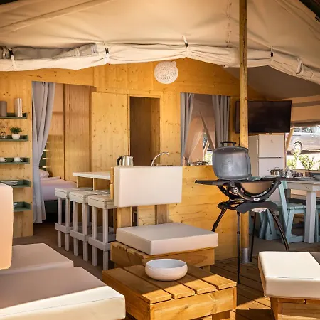 Luxe tent Maistra Amarin Glamping